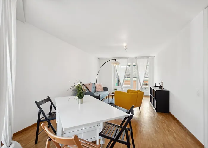 Spacious Hoting Апартаменти